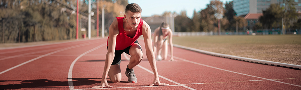 Hombre en linea de meta a punto de iniciar una maratón