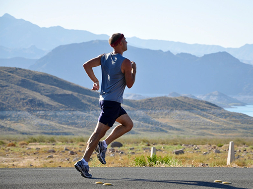 Hombre corriendo entre las montañas