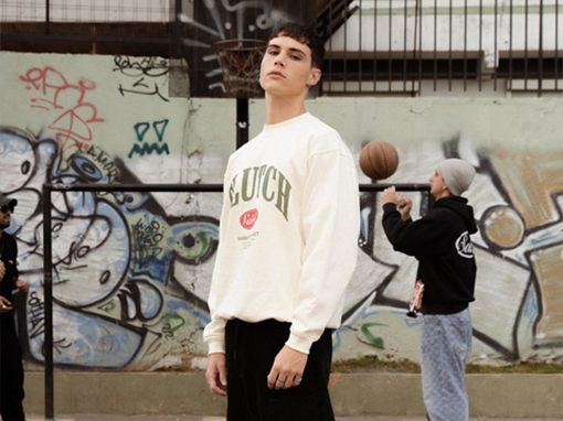 Chico en cancha de basquet urbana con buzo blanco sin capucha